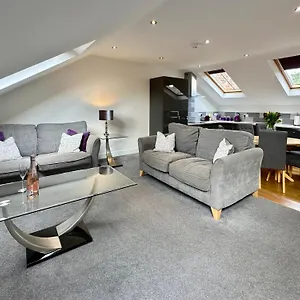 https://7-blue-bridge-luxury-loft-apartment-with-private-parking.yorkshirehotels.net